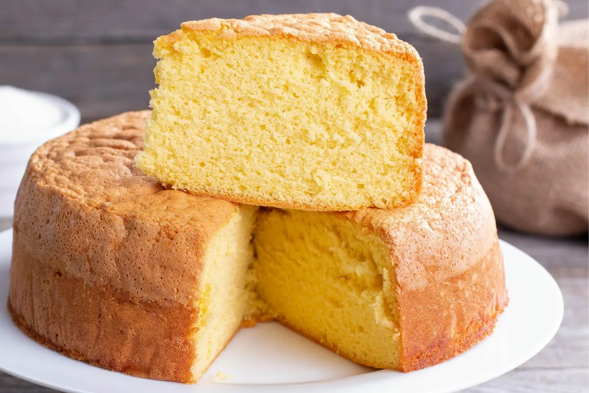 Unohda uuni: Näin teet kuohkean kakkupohjan viidessä minuutissa