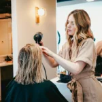 Piilota kaksoisleuka: Kolme midi-hiusten kampausta, jotka hoitavat homman