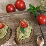 Valmista nopea kasvipaté kesäkurpitsasta ja sipulista alle 15 minuutissa