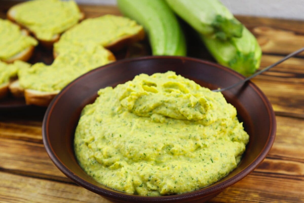 Valmista nopea kasvipaté kesäkurpitsasta ja sipulista alle 15 minuutissa