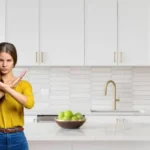 Valkoiset laatat ovat mennyttä: Tämä trendiväri tuo keittiöösi raikkaan ilmeen vuonna 2025