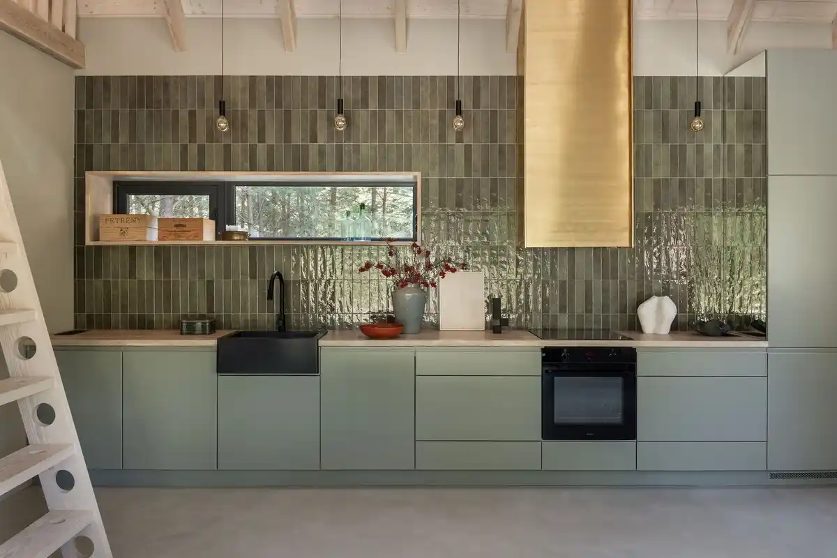 Valkoiset laatat ovat mennyttä: Tämä trendiväri tuo keittiöösi raikkaan ilmeen vuonna 2025