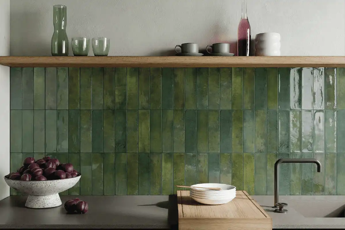 Valkoiset laatat ovat mennyttä: Tämä trendiväri tuo keittiöösi raikkaan ilmeen vuonna 2025