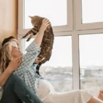 Kissojen silittely psykologia: Mitä se paljastaa persoonallisuudestasi?