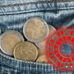 Mitä tarkoittaa pitää kultainen kolikko oikeassa taskussa Feng Shuin mukaan