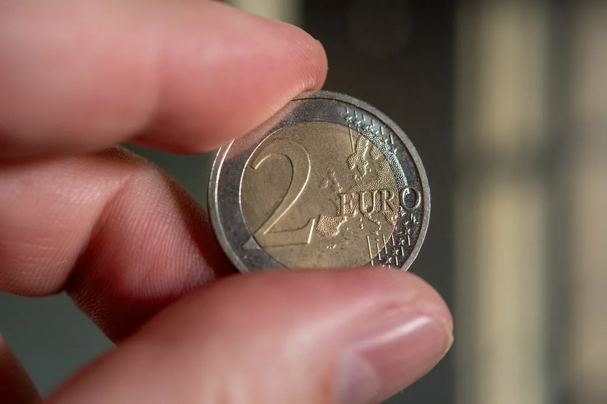 Mitä tarkoittaa pitää kultainen kolikko oikeassa taskussa Feng Shuin mukaan