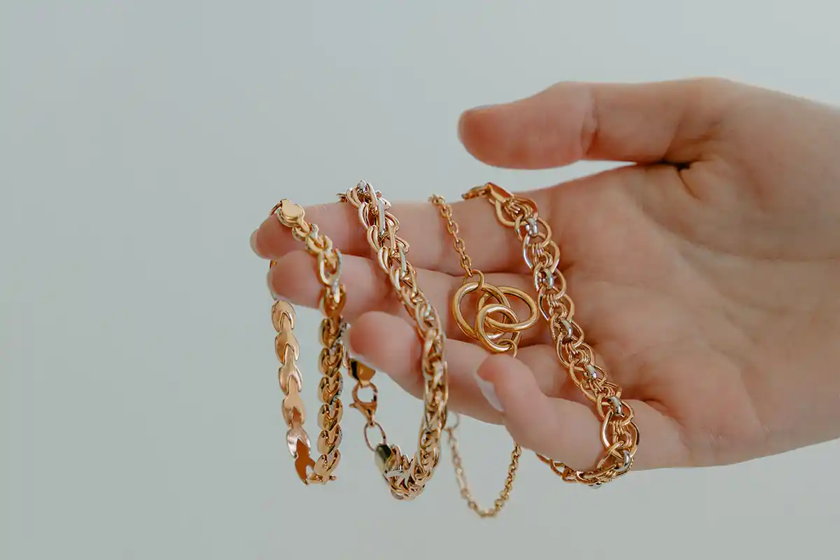 Kuinka puhdistaa kultaketjut: Yksinkertainen kikka, jolla ne kiiltävät kuin uudet