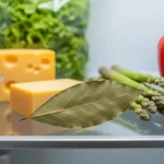 Laakerinlehti jääkaapissa – luonnollinen raikastaja kotiin!