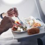 Miksi lentokoneessa tarjottavaa ruokaa kannattaa välttää: Stuertti paljastaa tärkeimmät syyt