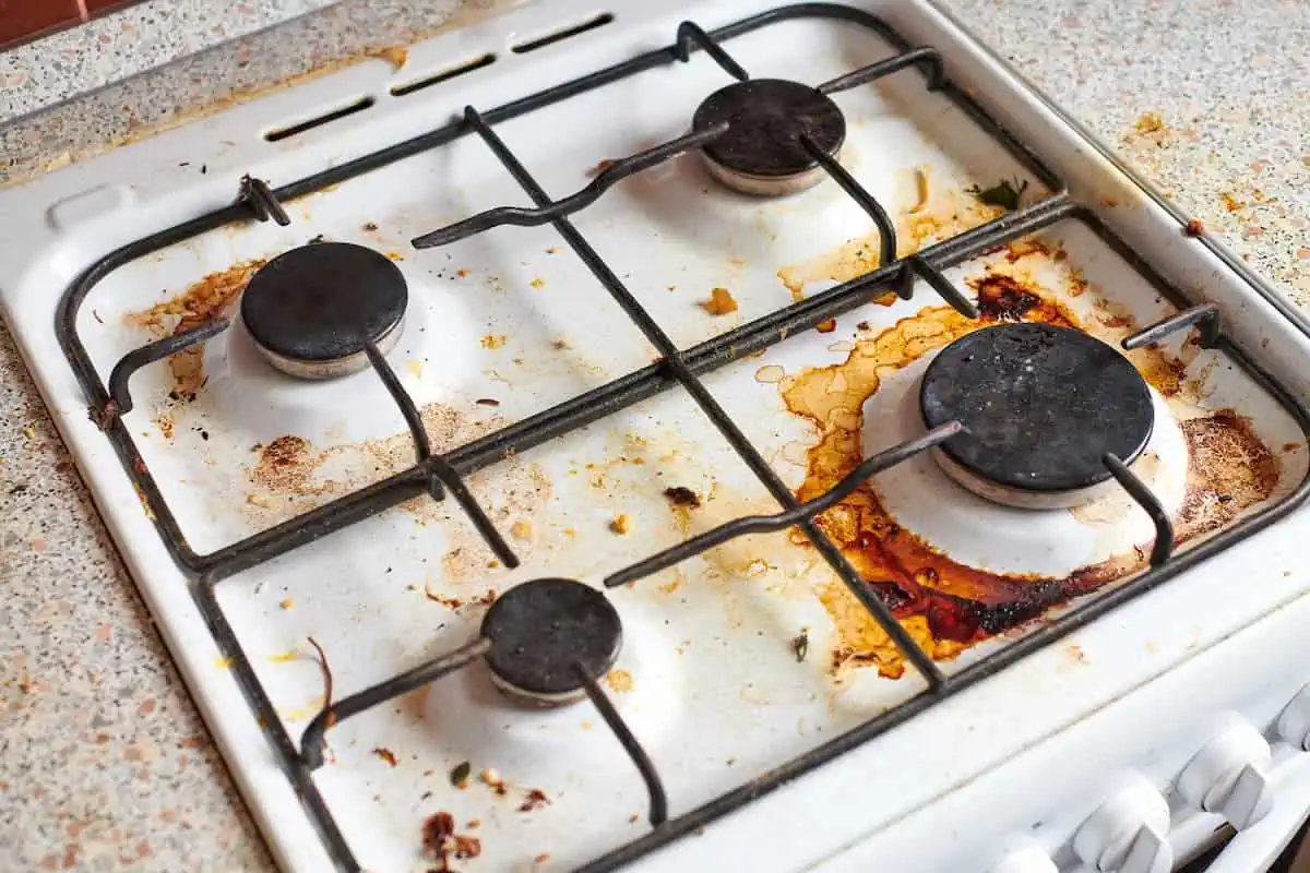 Liesipolttimien puhdistus etikalla – näin pidät keittiösi puhtaana ja raikkaana