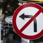Liikenne sujuvammaksi: Miksi vasemmalle kääntymistä kielletään kaupungeissa?