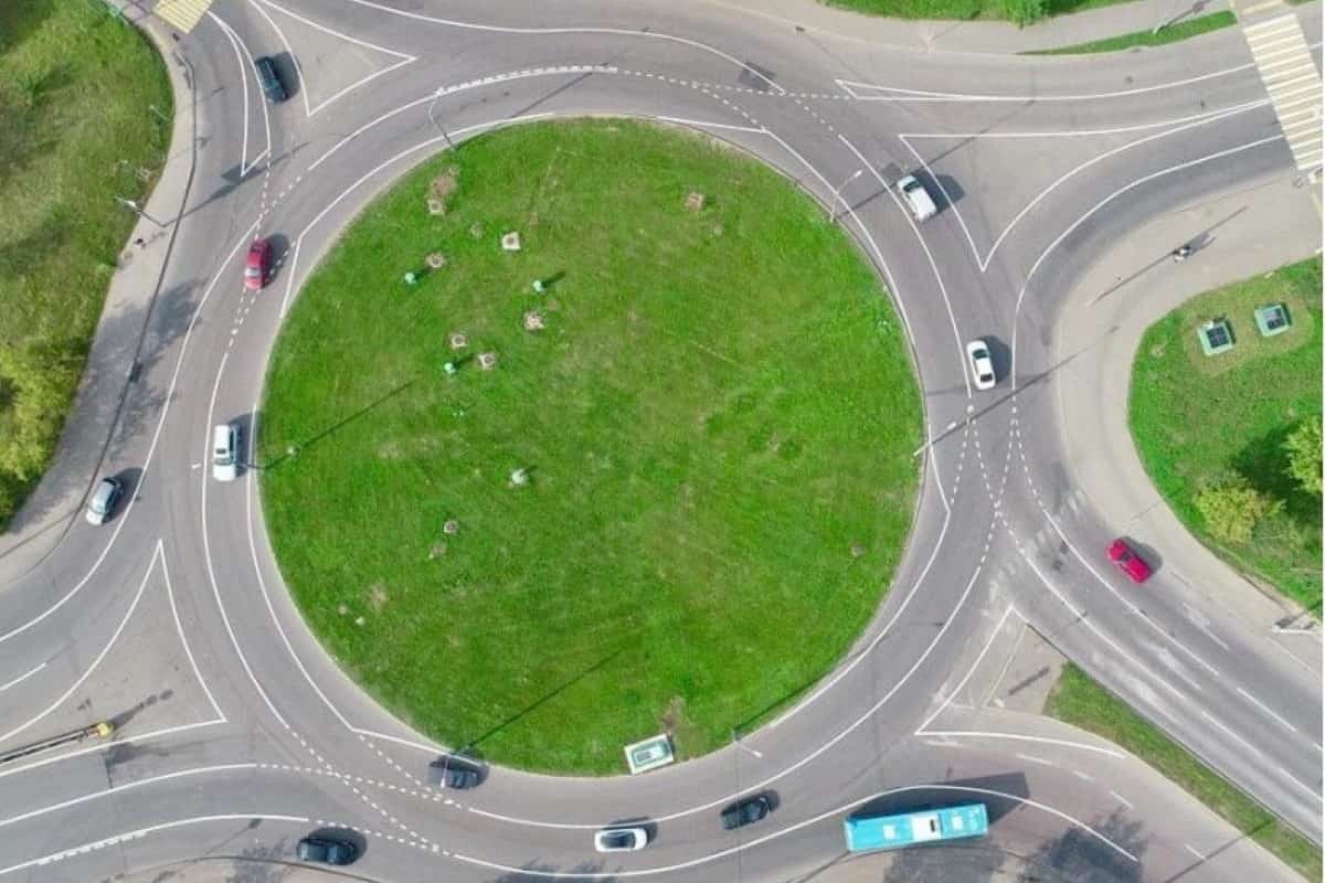Liikenne sujuvammaksi: Miksi vasemmalle kääntymistä kielletään kaupungeissa?
