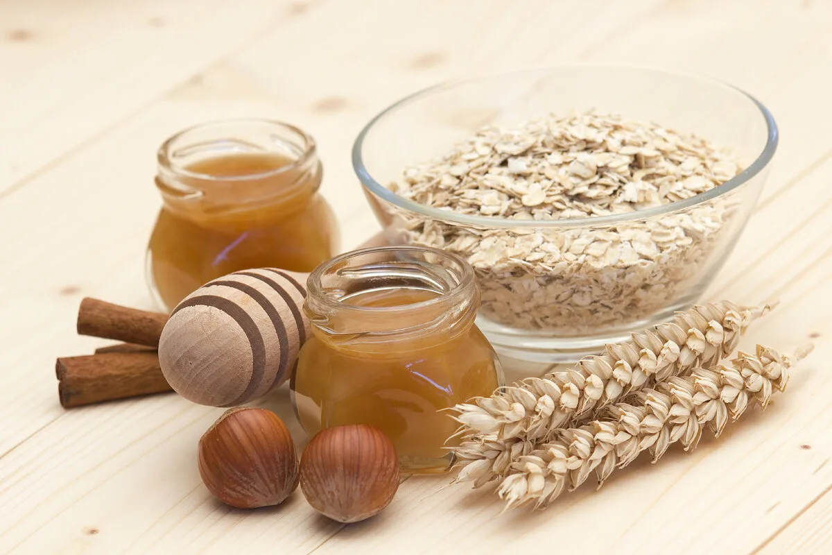 Sileä iho luonnollisella kasvonaamiolla: Vain 2 ainesosaa kesän 2025 kauneusrutiiniin