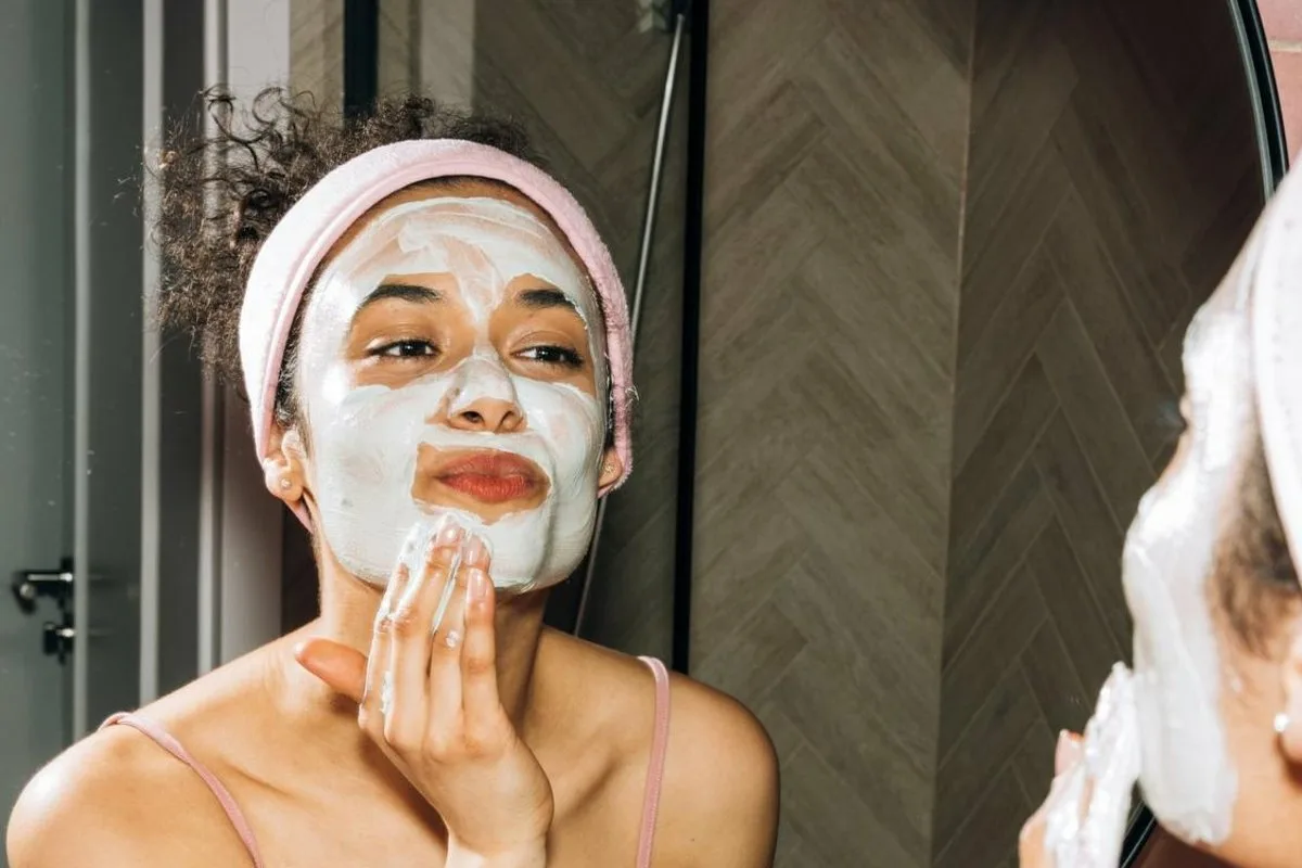 Sileä iho luonnollisella kasvonaamiolla: Vain 2 ainesosaa kesän 2025 kauneusrutiiniin