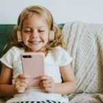 Matkapuhelinten käyttö lapsuudessa: Asiantuntijat varoittavat vaikutuksista ja korostavat perheen roolia