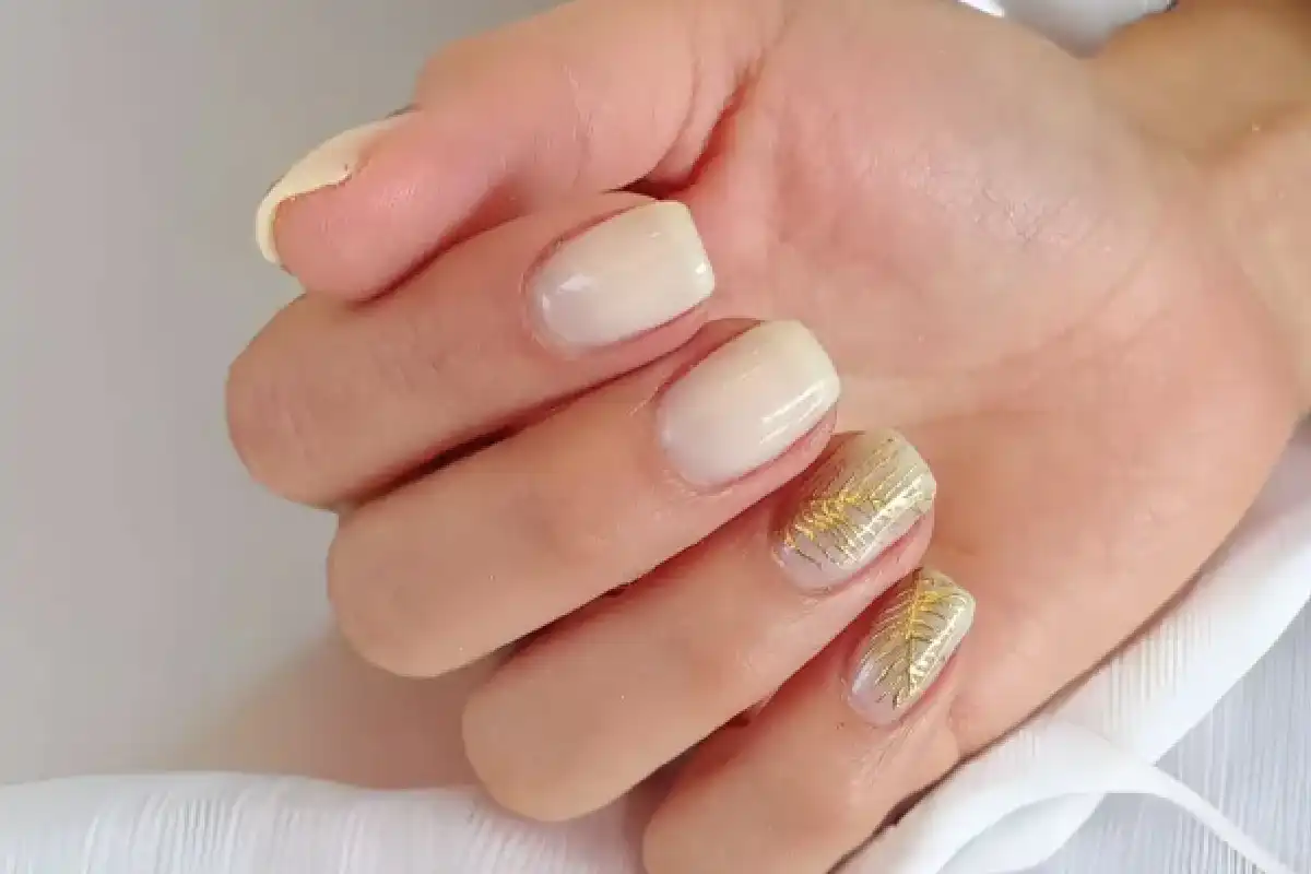 Nude-kultamanikyyri: 3 tyylikästä ideaa eleganteille käsille