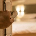 Mitä psykologia kertoo ihmisistä, jotka nukkuvat ovi auki: Vahvuudet ja heikkoudet