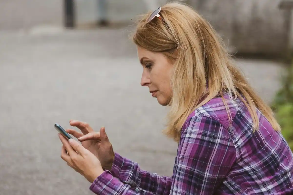 Mitä tarkoittaa, että jotkut pitävät puhelimensa aina äänettömällä? Psykologian selitys kesällä 2025