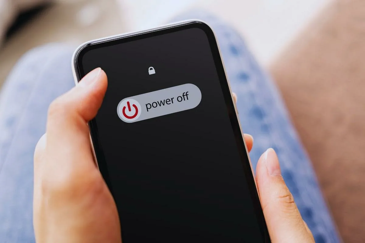 Mitä tarkoittaa, että jotkut pitävät puhelimensa aina äänettömällä? Psykologian selitys kesällä 2025