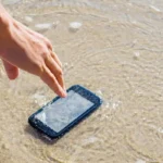 Kuinka pelastaa puhelin, joka putosi veteen: asiantuntijat antavat selkeät ohjeet