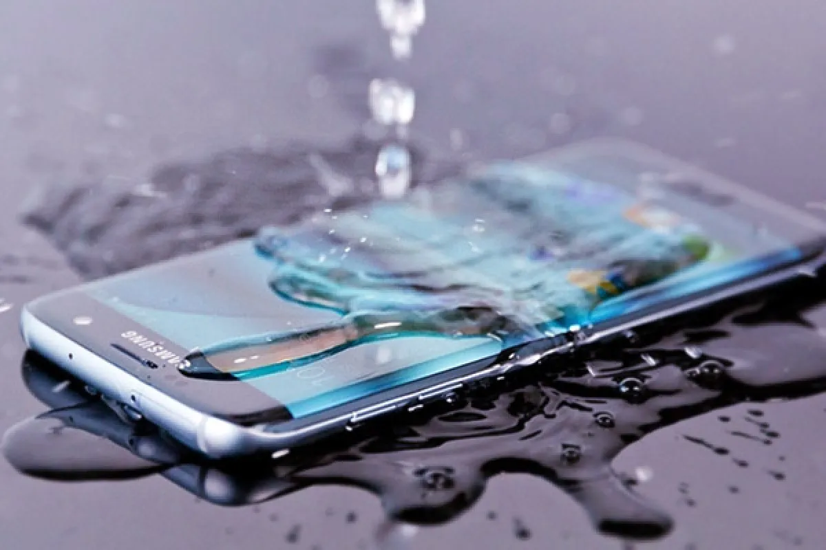 Kuinka pelastaa puhelin, joka putosi veteen: asiantuntijat antavat selkeät ohjeet