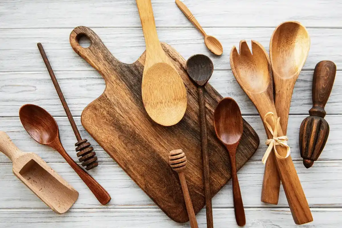 Kuinka usein puiset lusikat tulisi vaihtaa bakteerien välttämiseksi?