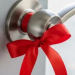 Punainen nauha ovenkahvassa – miksi sitä suositellaan ja mihin se auttaa?