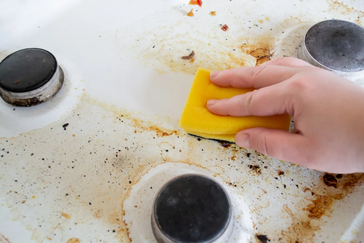 Kuinka poistaa rasva keittiön kalusteista kahdella ainesosalla, jotka torjuvat bakteereja ja lisäävät kiiltoa