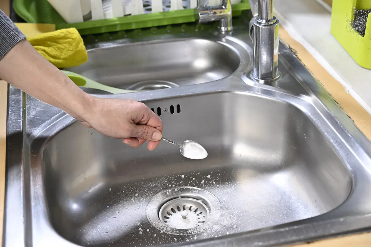 Kuinka poistaa rasva keittiön kalusteista kahdella ainesosalla, jotka torjuvat bakteereja ja lisäävät kiiltoa