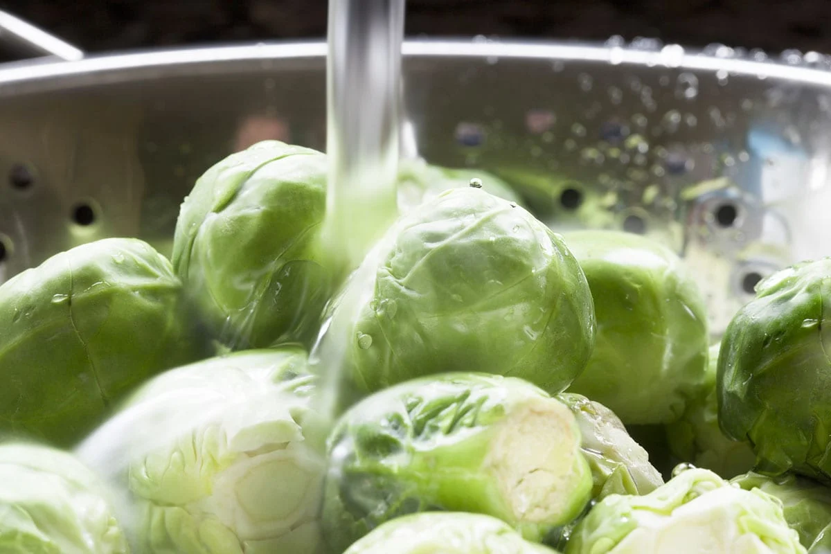 Ei etikkaa eikä ruokasoodaa: Näin peset ruusukaalit oikein bakteerien poistamiseksi