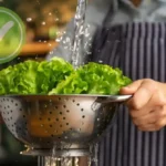 Kuinka pestä salaatti oikein poistaaksesi tuholaiset ja bakteerit tehokkaasti