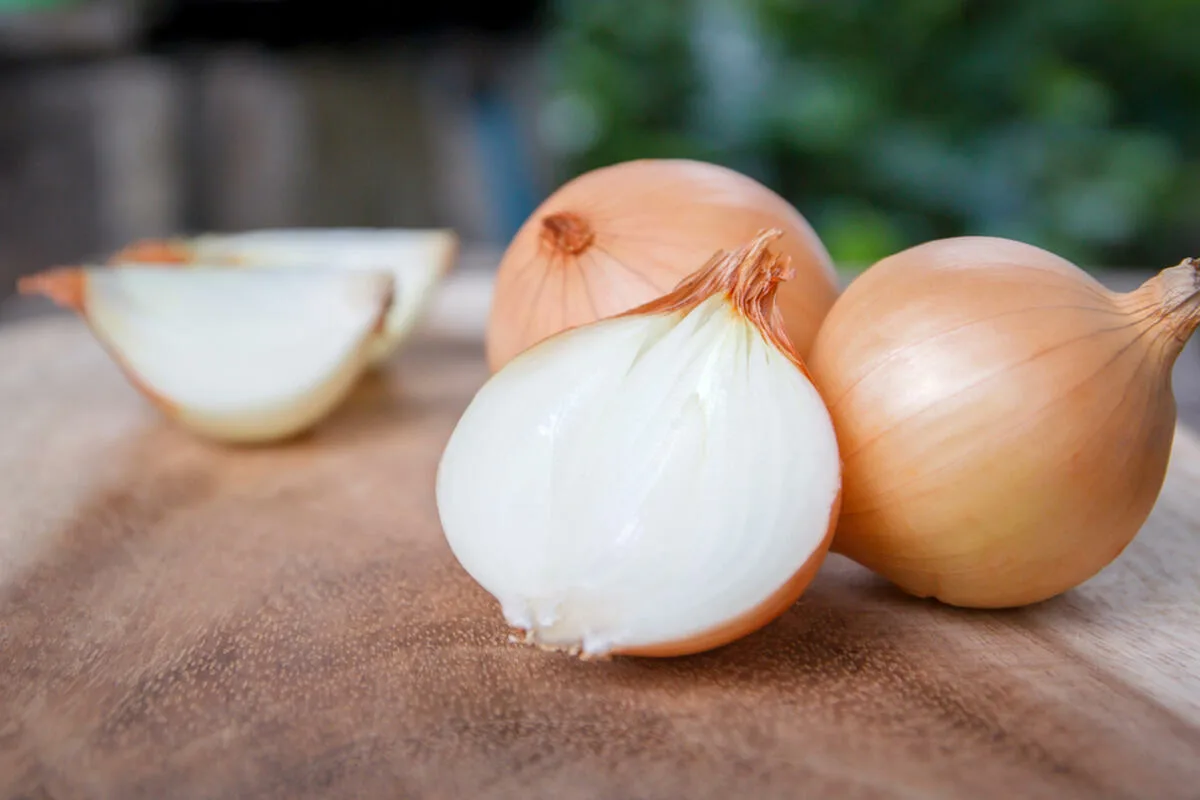 Näin valmistat sipulileipäsiä ilman jauhoja tai voita