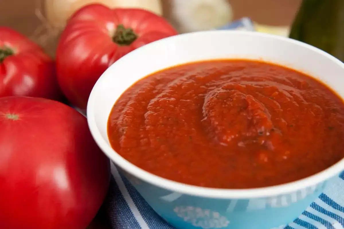 Lisää sokeria tomaattiin: Miksi sitä suositellaan moniin kotitekoisiin kastikkeisiin?