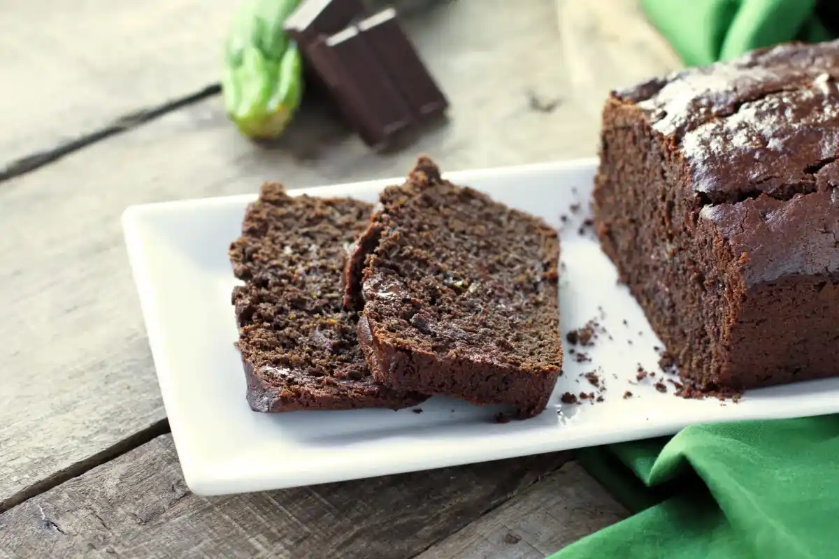 Valmista suklainen kakkupohja vain viidellä ainesosalla tehosekoittimessa