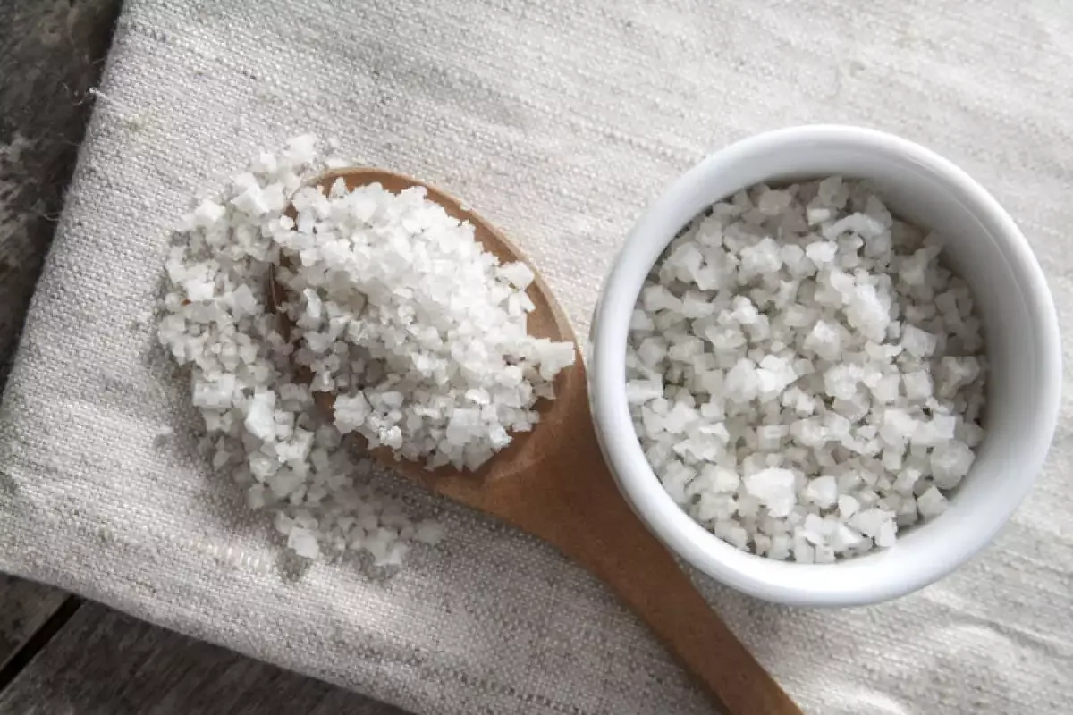 Keittiön ainesosa shampooseen: Aktivoi hiustuppeja ja torjuu hilsettä