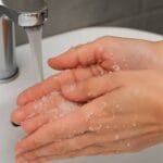 Käsinpesu suolalla: miksi se kannattaa tehdä kotiin saapuessa ja mitä hyötyä siitä on