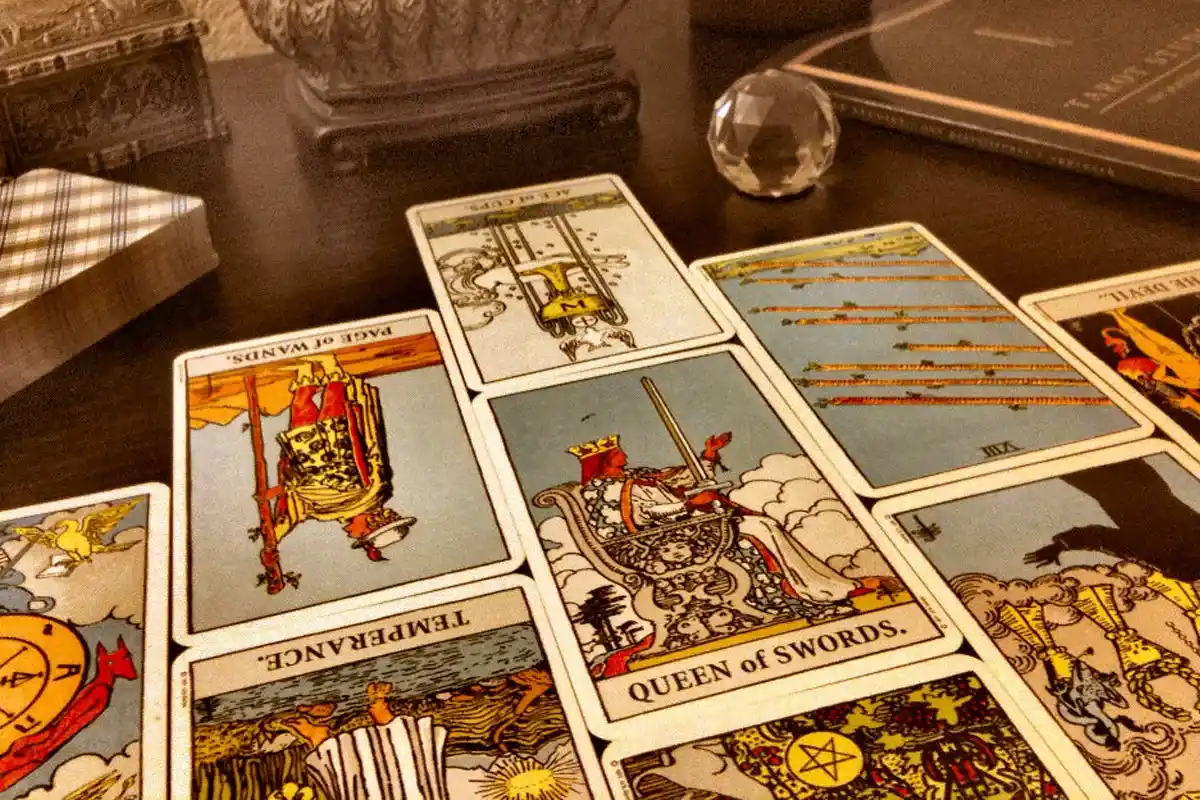 Kolme tarot-ennustusta rakkauteen, terveyteen ja työhön 2.–8. heinäkuuta 2025 Orakkelin mukaan