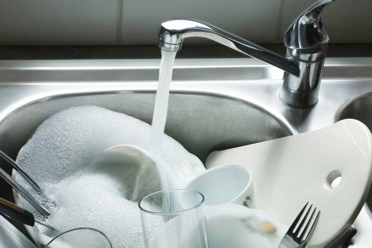 Astioiden pesu ilman pesuainetta ja sientä: Japanilainen tawashi-menetelmä tekee astioistasi kiiltävät ilman kemikaaleja