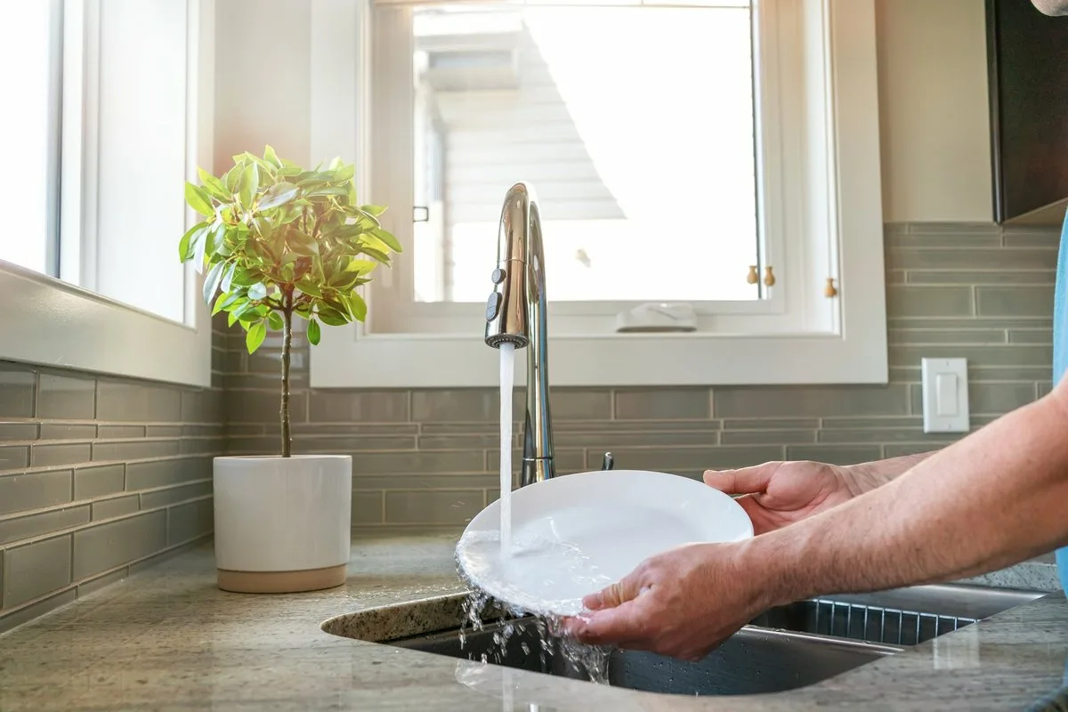 Astioiden pesu ilman pesuainetta ja sientä: Japanilainen tawashi-menetelmä tekee astioistasi kiiltävät ilman kemikaaleja
