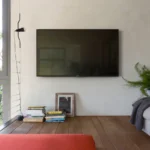 Älä koskaan tee tätä: Yleinen virhe, joka tulee välttää television näytön puhdistamisessa, asiantuntijan mukaan