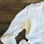 Ei valkaisuainetta eikä soodaa: Näin poistat tummat tahrat valkoisesta vaatteesta