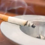 Poista tupakan haju vaatteista ilman pesua: Yksinkertainen ja tehokas kikka