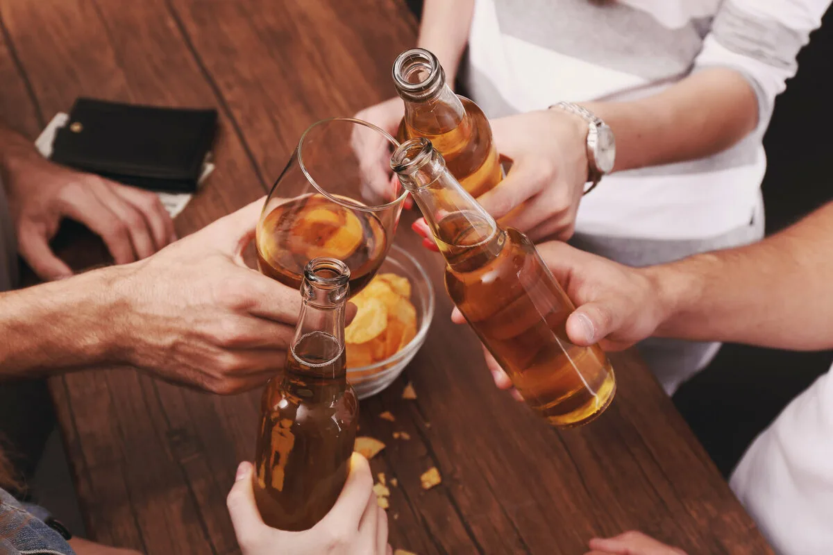 Työstressi ja alkoholi: Kuinka työpaineet ajavat juomaan ja miten löytää terveempiä ratkaisuja