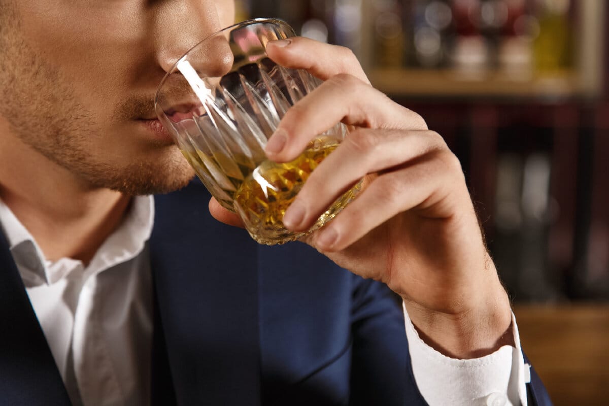 Työstressi ja alkoholi: Kuinka työpaineet ajavat juomaan ja miten löytää terveempiä ratkaisuja
