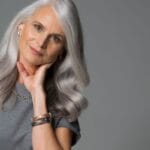 Näytä harmaaksi: Miksi yhä useammat nuoret valitsevat luonnolliset harmaat hiukset