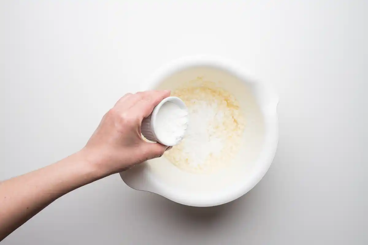 Valmista kermainen valkokastike ilman jauhoja ja voita tällä pettämättömällä reseptillä