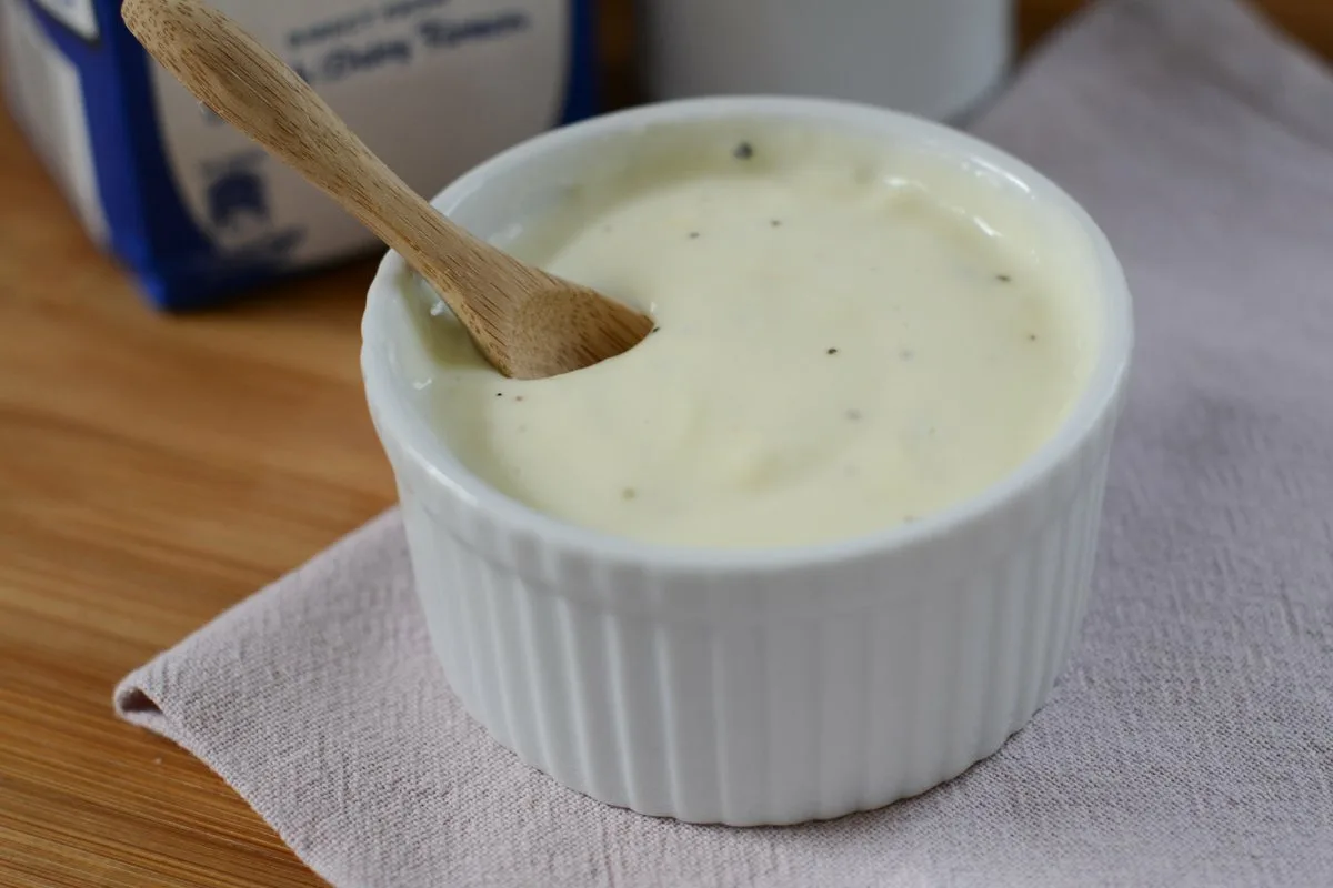 Valmista kermainen valkokastike ilman jauhoja ja voita tällä pettämättömällä reseptillä