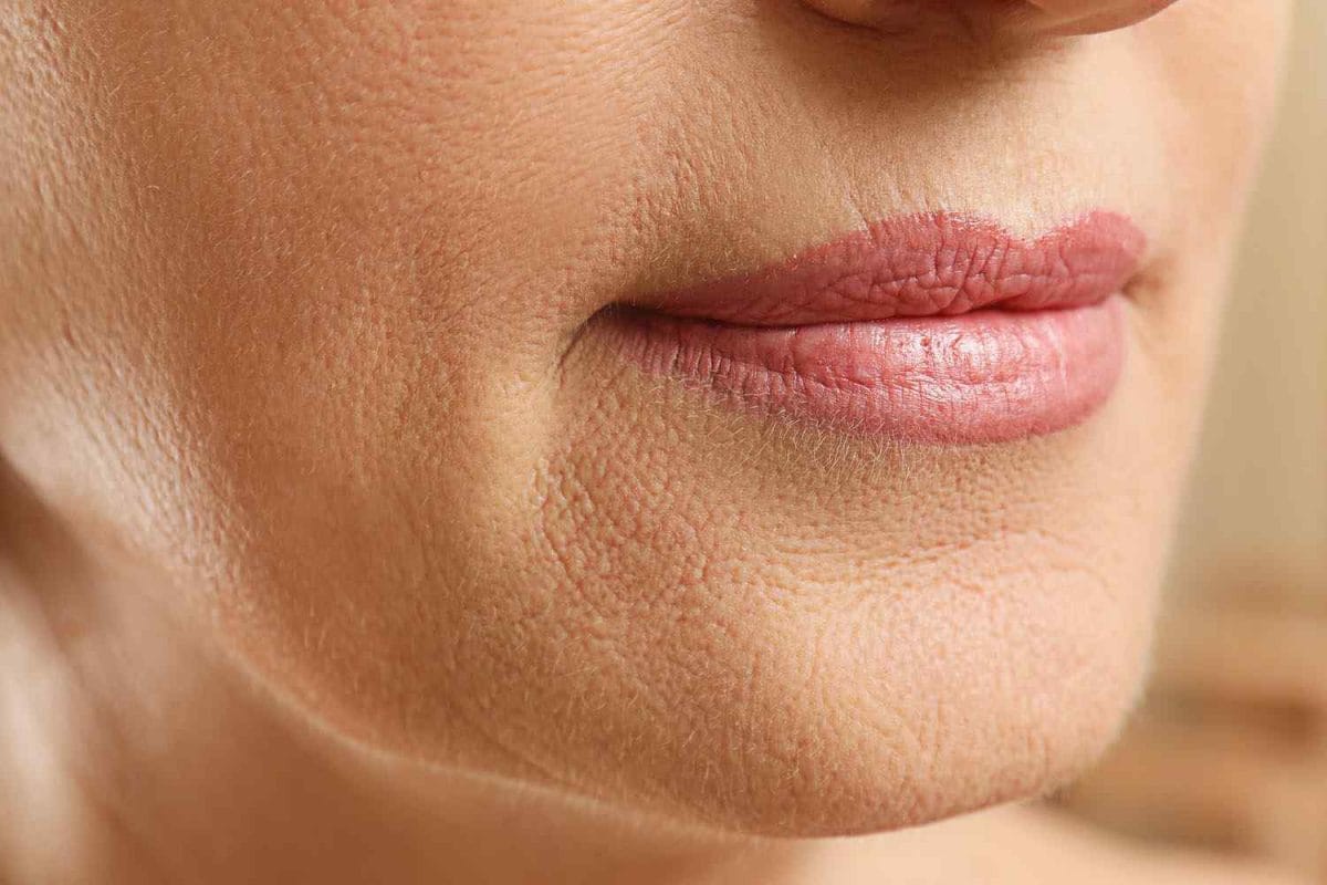 Häivytä rypyt kasvoiltasi yhdellä meikkituotteella: Värikosteusvoiteen taika kesällä 2025