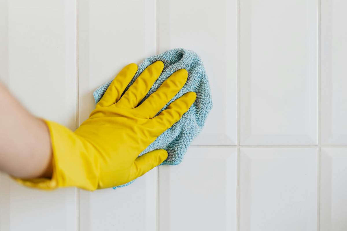 Puhdista laatat luonnollisesti: Vesi ja ruokasooda tekevät ihmeitä!