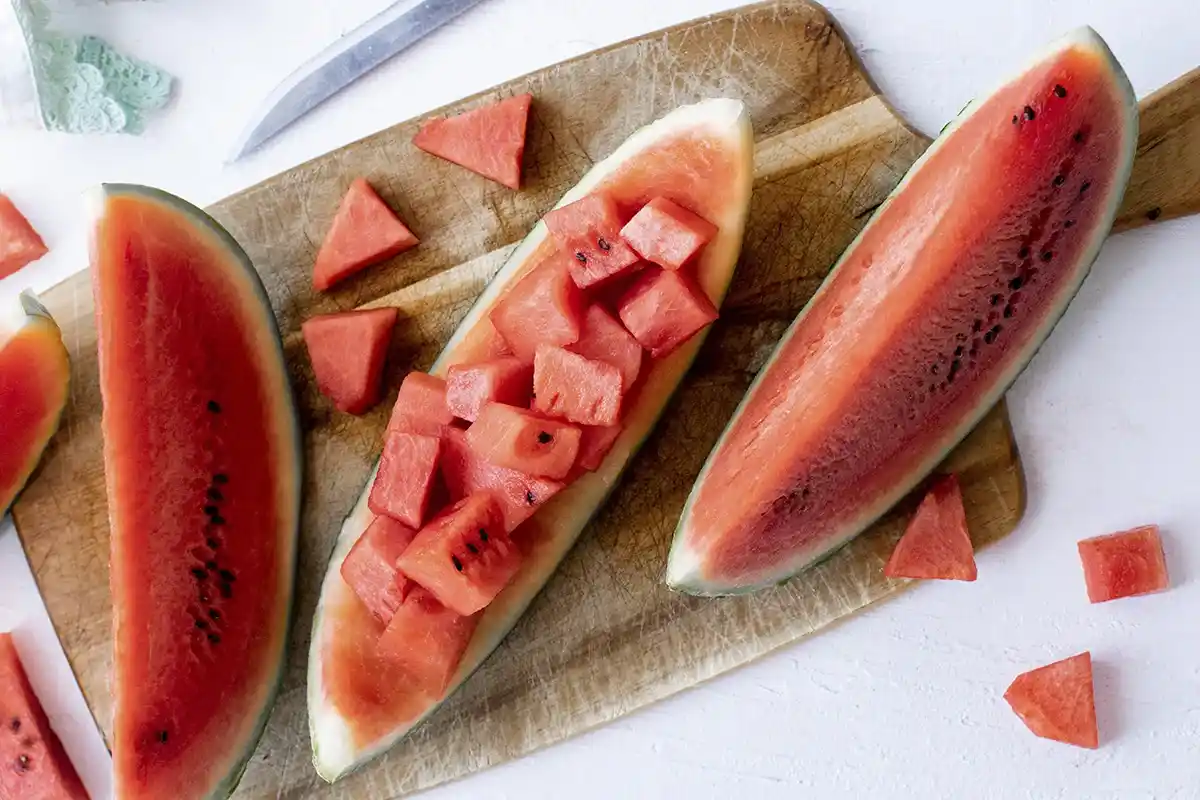 Ei 2 päivää eikä viikko: Kuinka kauan vesimeloni säilyy tuoreena jääkaapissa?